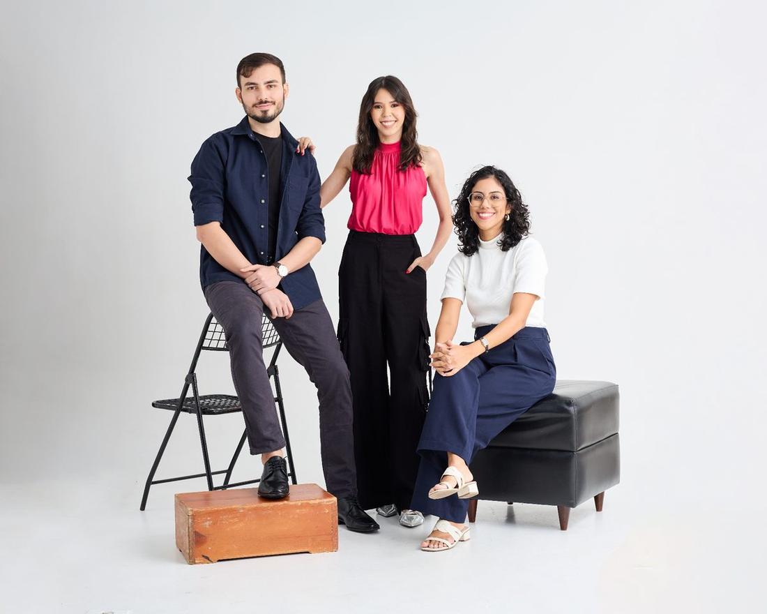 Os sócios da Fio Arquitetos — Renato, Thaísy e Wenia — em foto de estúdio